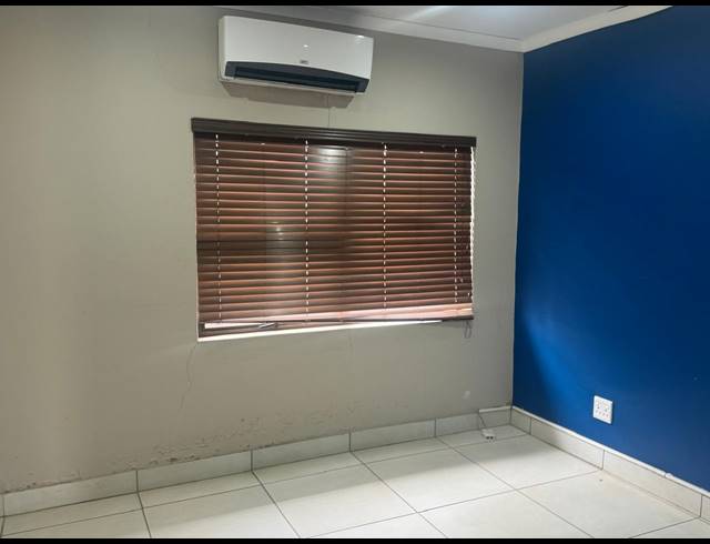 1,250M² BUSINESS TO LET IN MAPLETON